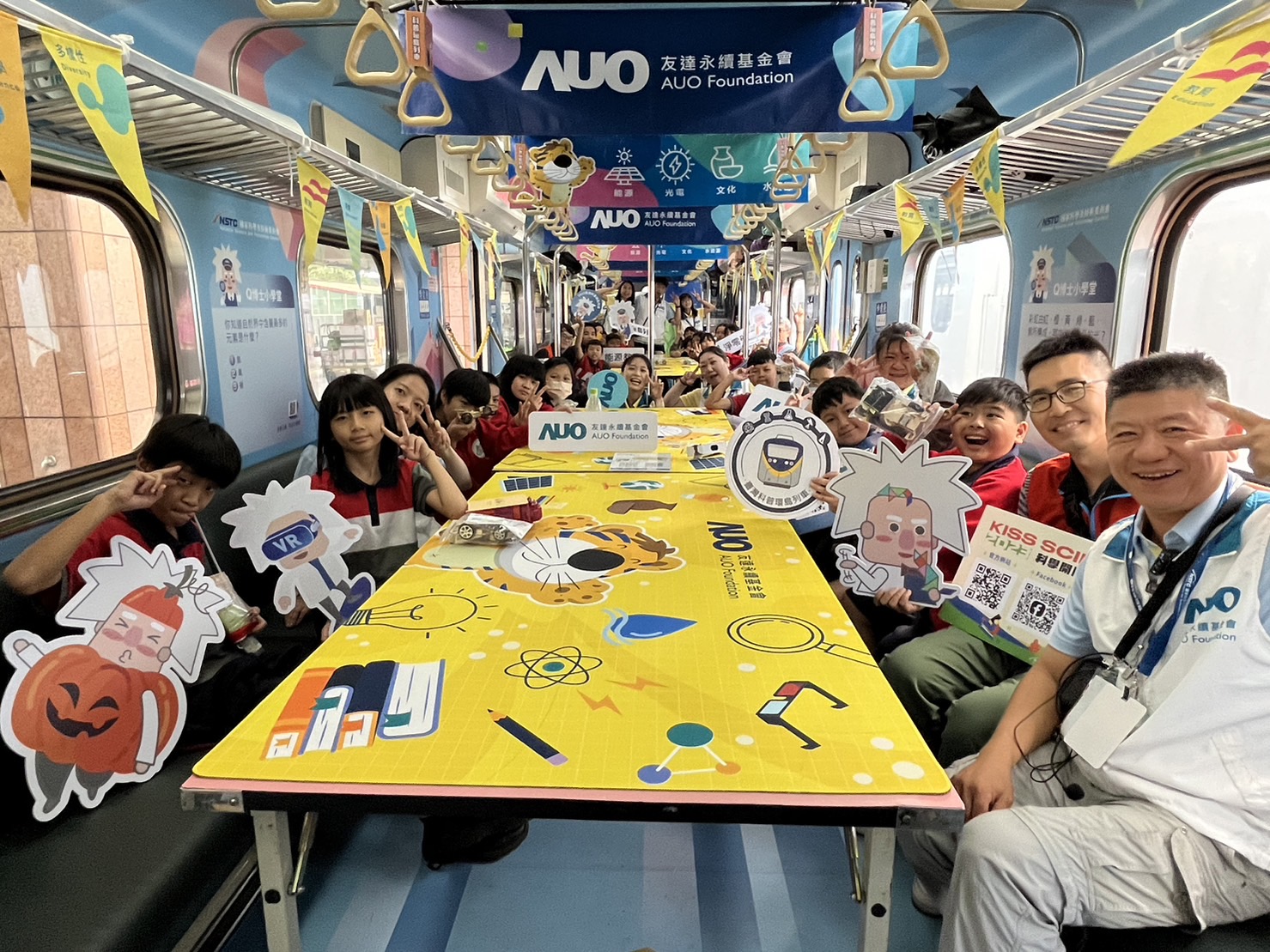 友達永續基金會參與「臺灣科普環島列車」，設計基礎科學車廂課程，以「淨零碳排和永續能源」為主題，讓學生透過創意實驗認識淨零知識，以及思考生活中的減碳行為