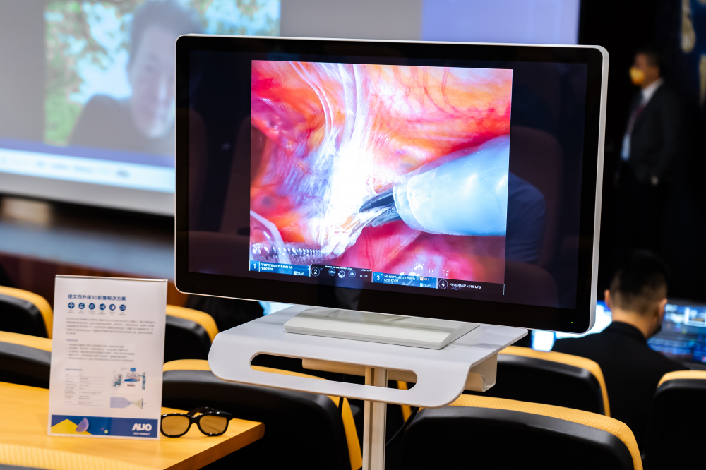 達擎於「國際大腸直腸外科論壇」中，成功導入達文西外接3D影像解決方案。透過達擎即時影像處理技術轉換為成1080p的高解析度畫質，將3D擬真畫面即時呈現於32吋4K 3D醫療顯示器