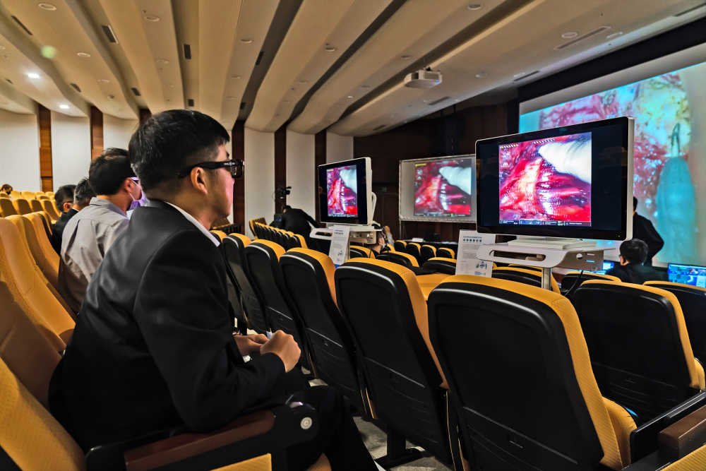 達擎之「達文西外接3D影像解決方案」，將達文西手術機器手臂的3D影像即時連線轉播，在會議室觀摩的醫師們只要戴上偏光眼鏡，就能與執刀醫師看到同步的3D立體影像，如臨操作台現場，縮短達文西手術的學習曲線