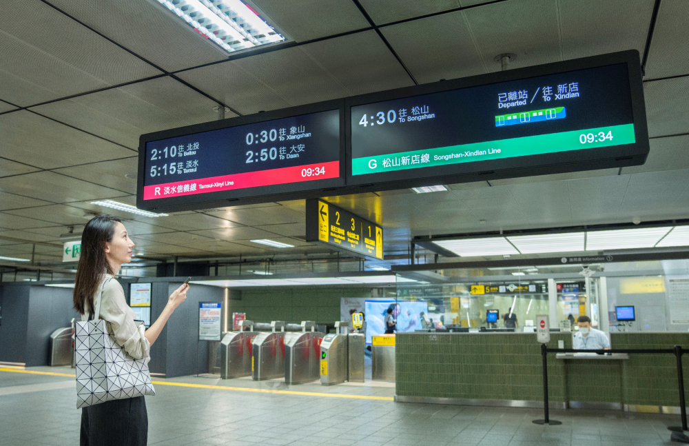 達擎TARTAN顯示器的特殊長條型比例非常適合空間與高度有限的大眾運輸場域應用，具備工業等級高品質、高亮度、高解析與高色彩飽和度等優勢，打造都會智能車站新風貌。