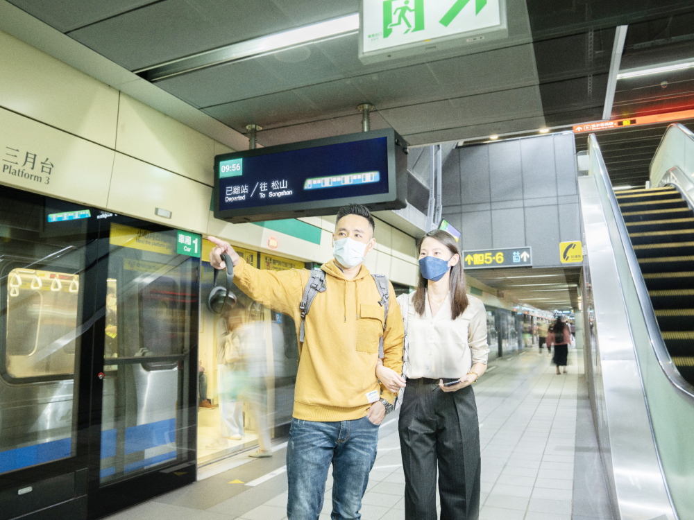 友達旗下達擎之客製化TARTAN顯示器，於台北捷運中山站亮相。以獨特長條型比例與高畫質特色，為台北捷運站帶來嶄新的都會車站風貌