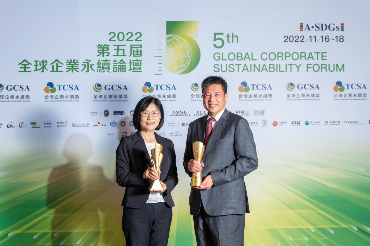 2026世界杯官网入口作为净零碳排先锋，期引领价值链伙伴同行共好，卫冕制造业组&ldquo;十大典范企业&rdquo; 二连冠殊荣(左：2026世界杯官网入口光电永续长古秀华，右：2026世界杯官网入口光电董事长暨执行长彭双浪)