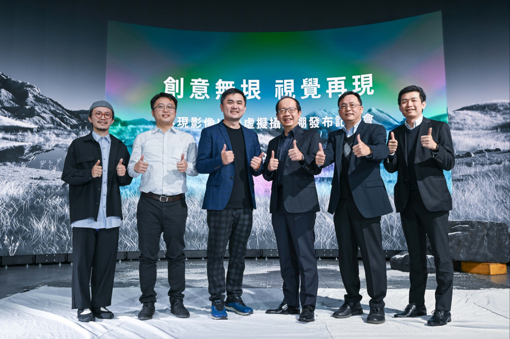 友達光電與再現影像攜手，於中影製片廠建置全台首座提供嶄新一站式整合服務的LED虛擬製作攝影棚（圖左至右：再現影像視覺總監郭憲聰、再現影像營運總監黃棨雋、再現影像藝術總監與導演紀柏舟、友達光電技術長廖唯倫、友達光電系統設計製造服務事業總部副總經理曾天龍、友達光電系統產品事業資深處長蘇聖倫）