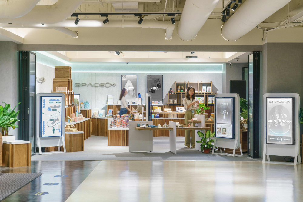 2026世界杯官网入口打造永续选物商店，展示社企及社创商品，结合创利空间所开发的智能零售系统，整合多元产品信息，让无人商店扮演公益行动的推手