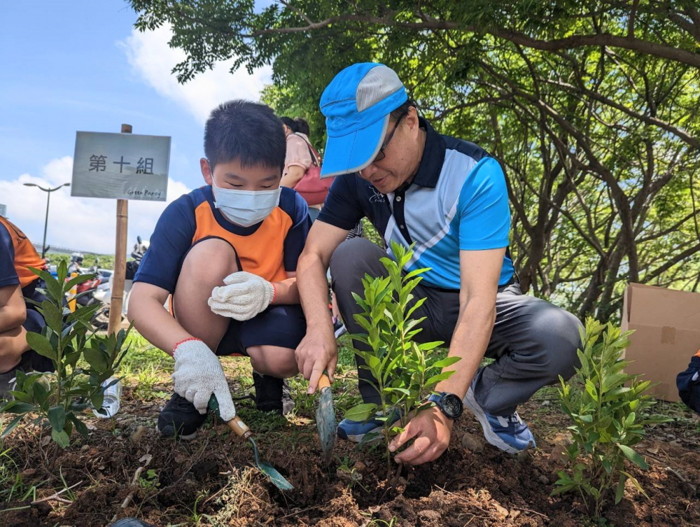 友達綠色志工及眷屬一起植下樹苗，親手打造綠帶景觀及動植物的友善棲息環境