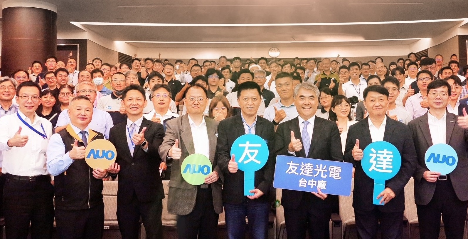 友達以太陽能解決方案領航者，跨足建築領域，4日在台中廠區舉辦「光電建築一體化研討會」，邀請產業先驅共同推動綠化，打造新一代智慧綠建築。