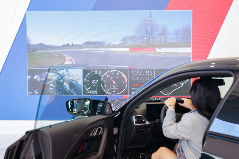 顧客按下虛擬Engine Start按鈕，啟動預選車款的引擎聲浪，螢幕同時呈現德國紐柏林賽道的試駕畫面，坐進車內一秒化身駕駛員馳騁奔騰