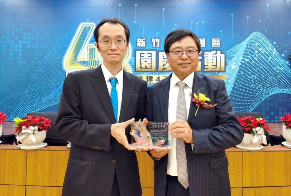 友達60吋高透明度Micro LED顯示器榮獲2023竹科創新產品獎，由友達光電顯示產品研發總部副總經理吳仰恩(左)代表領獎