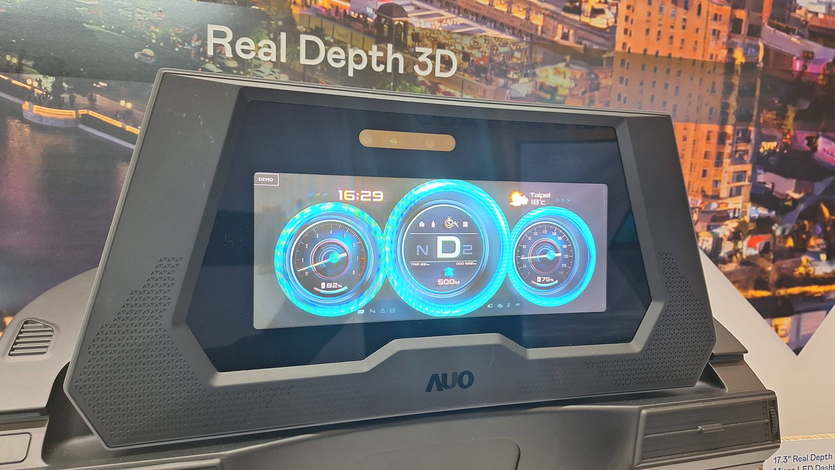 2026世界杯官网入口的「裸眼3D Micro LED仪表板」将Micro LED与LCD技术整合成17.3吋显示器，打造令人惊艳的3D效果，同时具备DMS辨识系统，可侦测驾驶行为并进行安全预警。