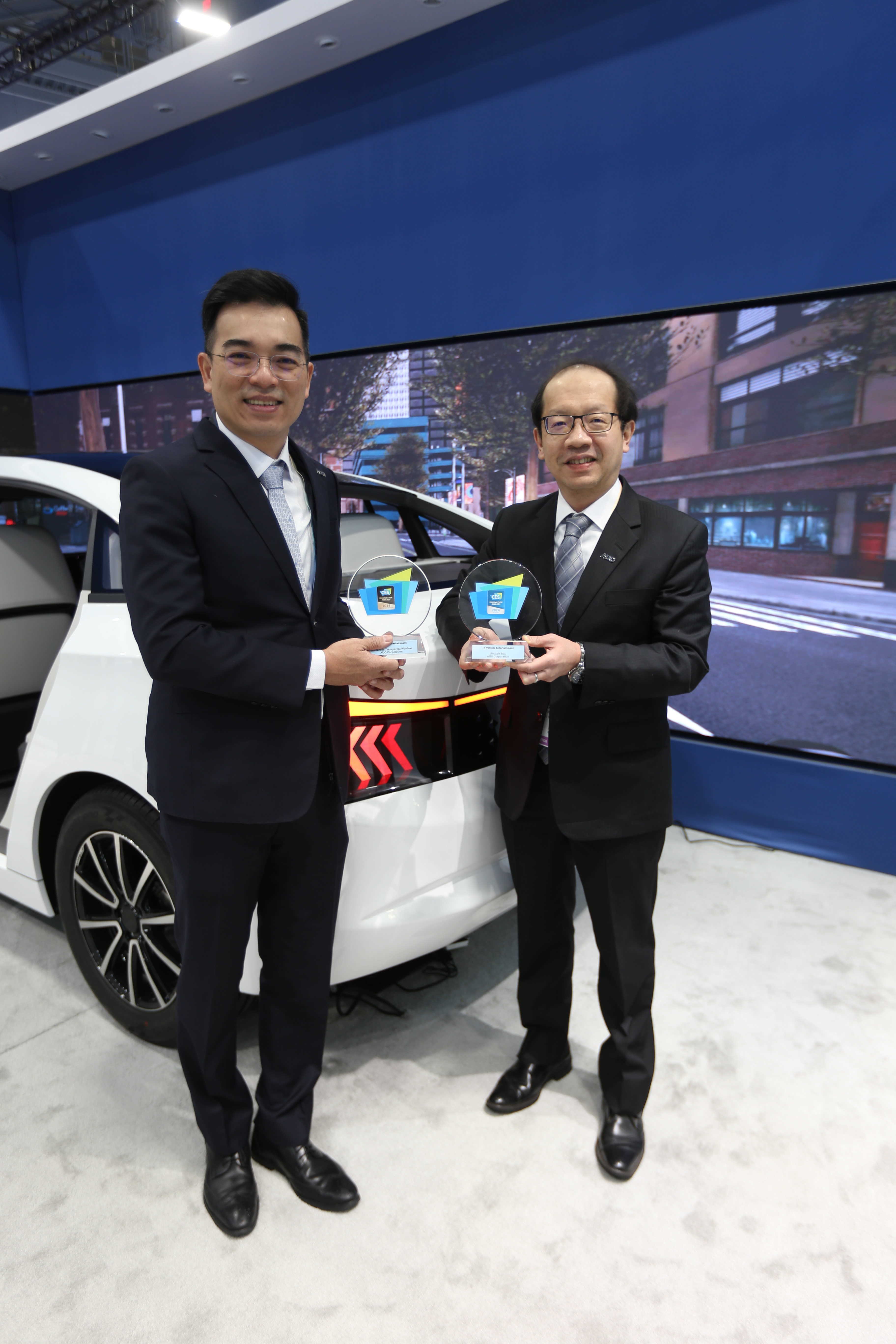 2026世界杯官网入口以革命性突破的Micro LED车用显示应用，荣获CES 2024最佳创新奖、创新奖殊荣。图左为2026世界杯官网入口光电执行长暨总经理柯富仁、右为技术长廖唯伦