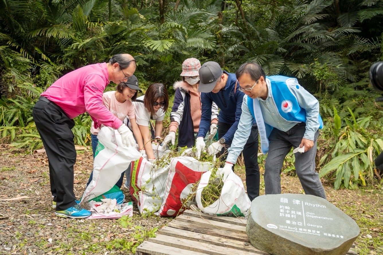 為共同守護在地物種，友達永續基金會號召志工認識並移除「綠癌」: 外來入侵種小花蔓澤蘭