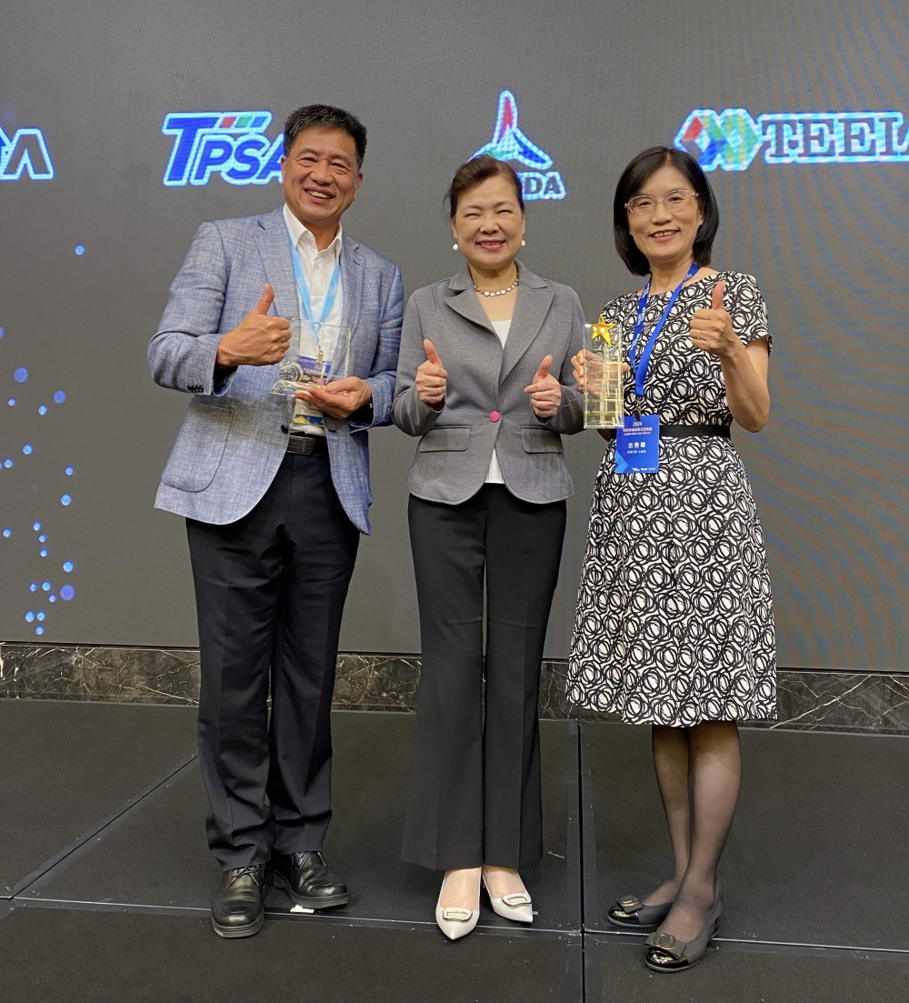 友達致力推動永續發展，於Touch Taiwan2024以3R策略貫穿Display、ESG展位實現綠色展覽目標之成果，Display展位獲綠色裝潢設計鑽質獎最高榮譽，ESG同獲金質獎殊榮。由經濟部長王美花（中）親自頒予友達光電董事長彭双浪（左）、友達光電永續長古秀華（右）