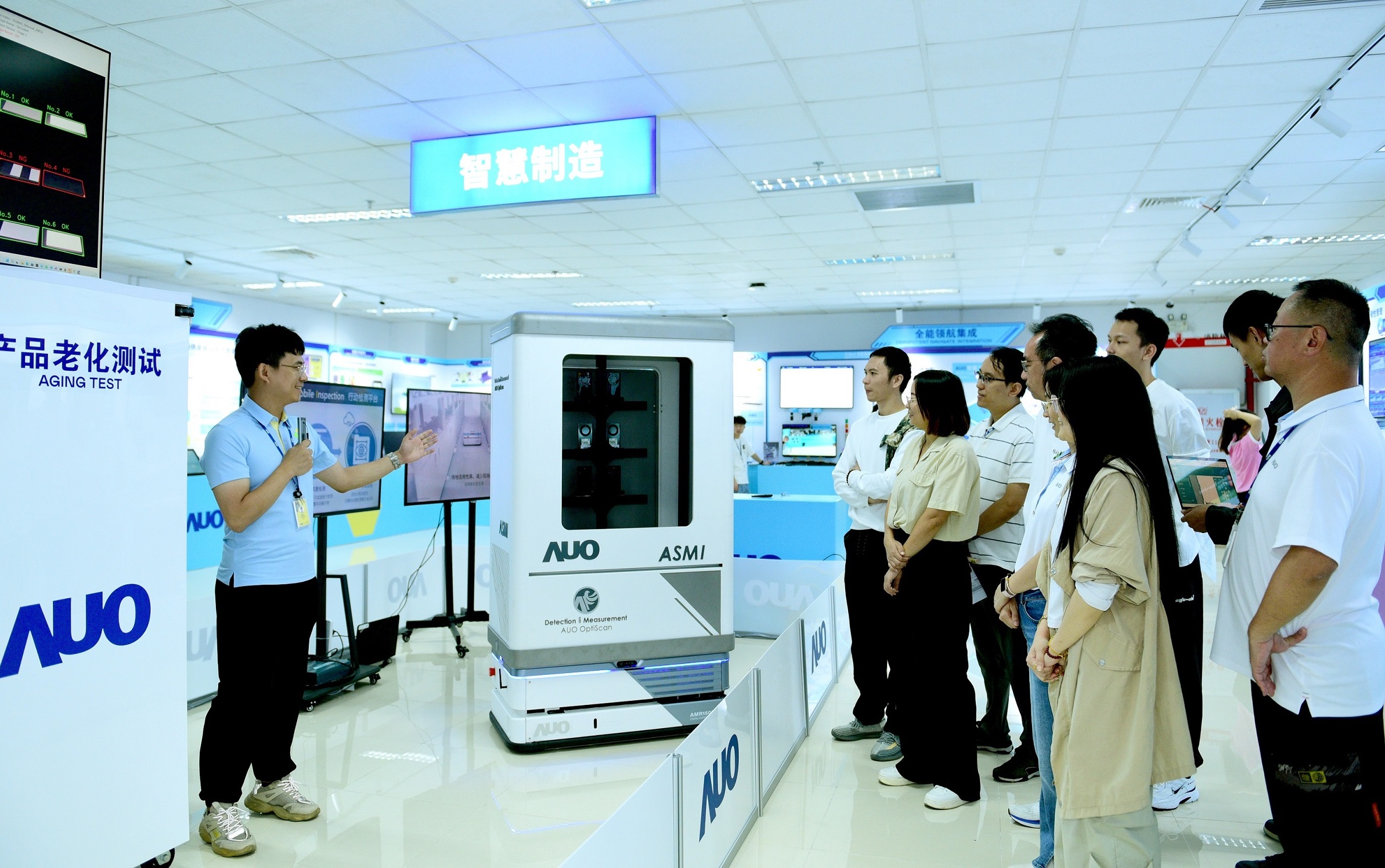 2026世界杯官网入口厦门将5G+ABC技术串联生产管理全流程，打通研发、采购、生管、制程、设备、质量等产品全生命周期制造流程，完成数字化设计、智慧供应链、智能座舱、全流程设备管理、数据驱动优化、智慧在线检测、智慧品管等自适应生产模式升级