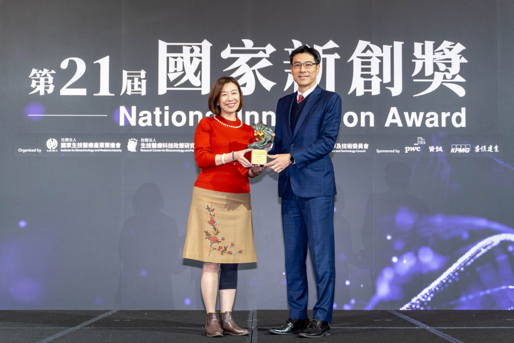 友達旗下子公司友達耘康與達擎分別以「中醫數位化檢測解決方案」及「寬視角3D醫療顯示器」獲得第二十一屆國家新創獎「智慧醫療與健康科技」類別的「企業新創獎」與「國家新創精進獎」兩項殊榮。圖左為衛生福利部政務次長林靜儀、圖右為友達光電智慧醫療事業群總經理廖世宏