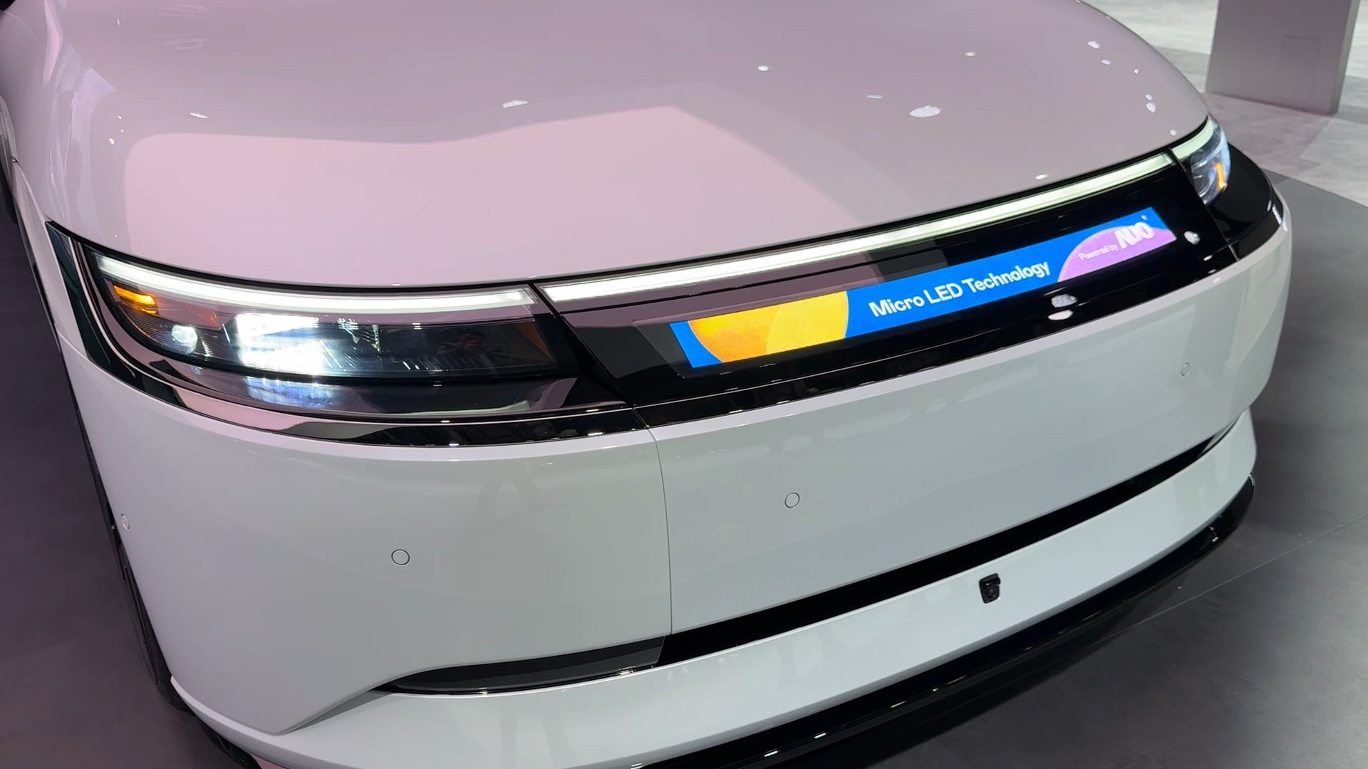 AUO Micro LED Media Bar Solution features the High contrast, brightness, resolution, and ultra-wide viewing angle, showing charging status and vehicle details with unobstructed visibility as well as displaying personalized content on the media bar, such as videos, pictures, and unique messages. The media bar, as part of AFEELA, revolutionizes the way people interact with mobility.