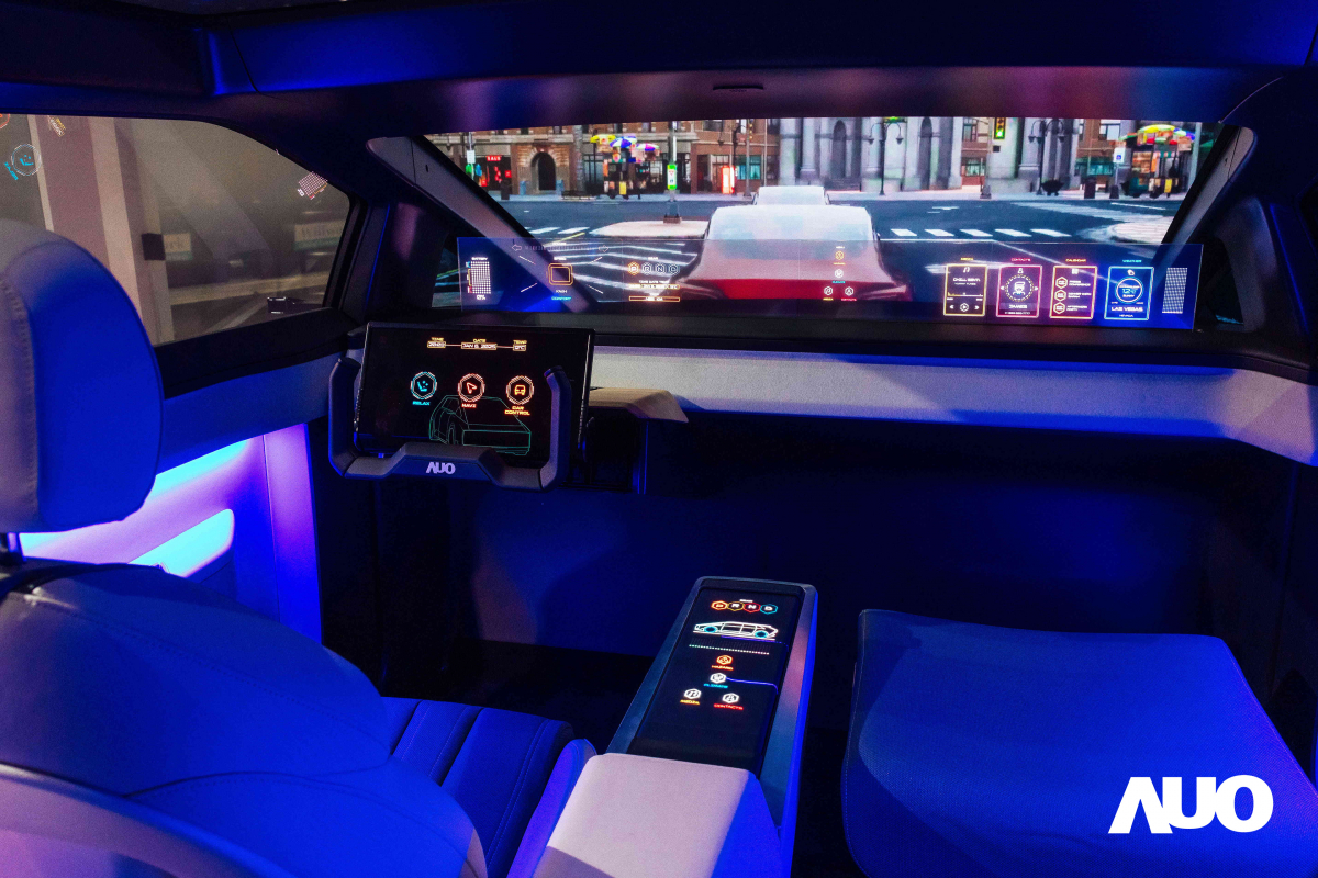 友達新一代智慧座艙Smart Cockpit 2025的Micro LED創新顯示應用中，47.5吋無界透明顯示介面與14.3吋多變形態中控顯示，兩項產品獲得2025智慧顯示應用大賞的智慧移動獎，提供全新的人機互動體驗