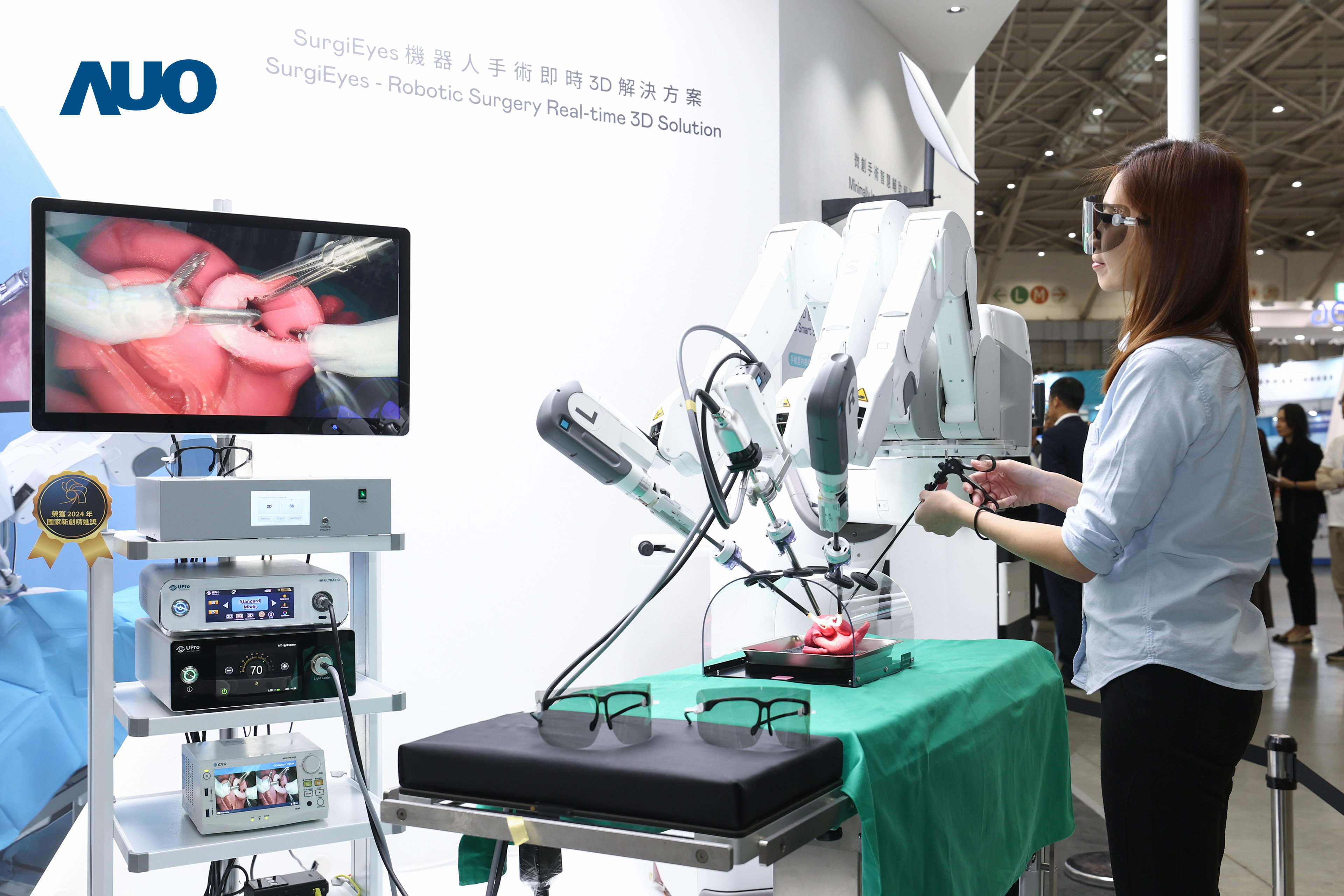 达擎以领先的3D显示技术推出〝SurgiEyes机器人手术实时3D解决方案〞，整合先进3D图像处理与独家3D垂直宽视角、广色域的显示技术，手术团队可实时同步主刀医师视角看到清晰3D影像，提升沟通效率与安全性。