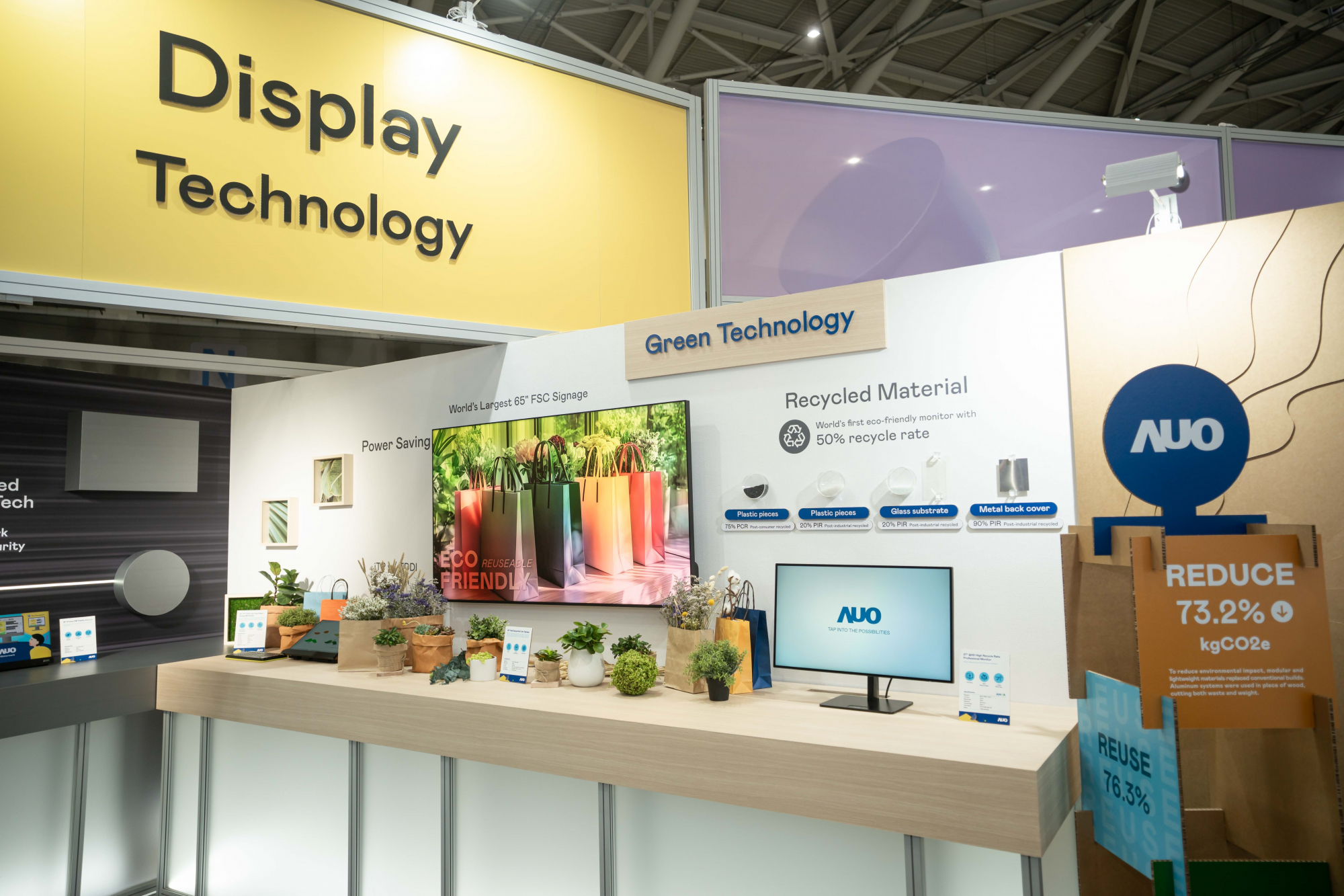 友達Touch Taiwan 2025雙展位再度獲etouch 綠色裝潢設計獎肯定；智慧顯示展位以鋁製模組系統取代傳統木作施作，並在相關裝潢物與設計使用可回收、可重複使用的材料，體現低碳與循環精神。