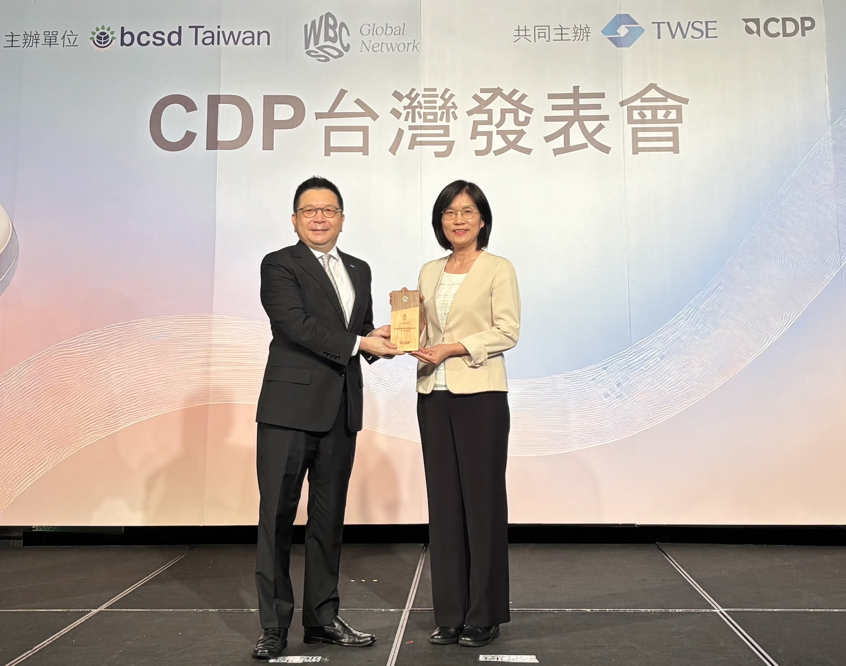 友達永續成果再獲國際評比肯定，獲頒CDP氣候與水資源雙項領導力評級。今由臺灣證券交易所董事長林修銘（左）頒獎，友達光電永續長古秀華（右）代表受獎
