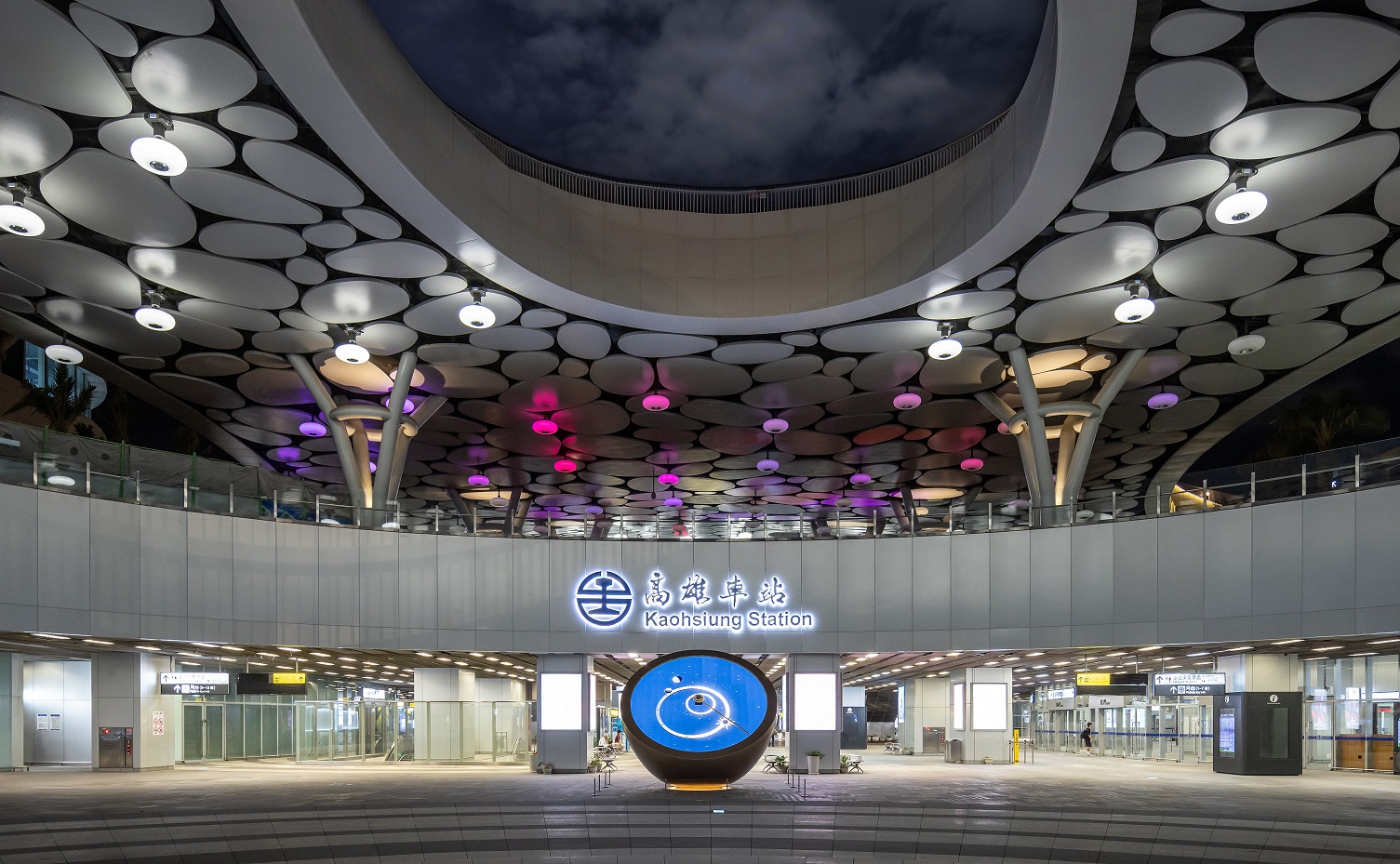 創利空間參與《高雄車站共感空間》公共藝術計畫，擔任視覺科技整合夥伴。於「看時間」天文鐘作品中提供技術指導，整合圓形LED鐘面與鐘體結構，在時間、天象星盤與空間氛圍間生動展演