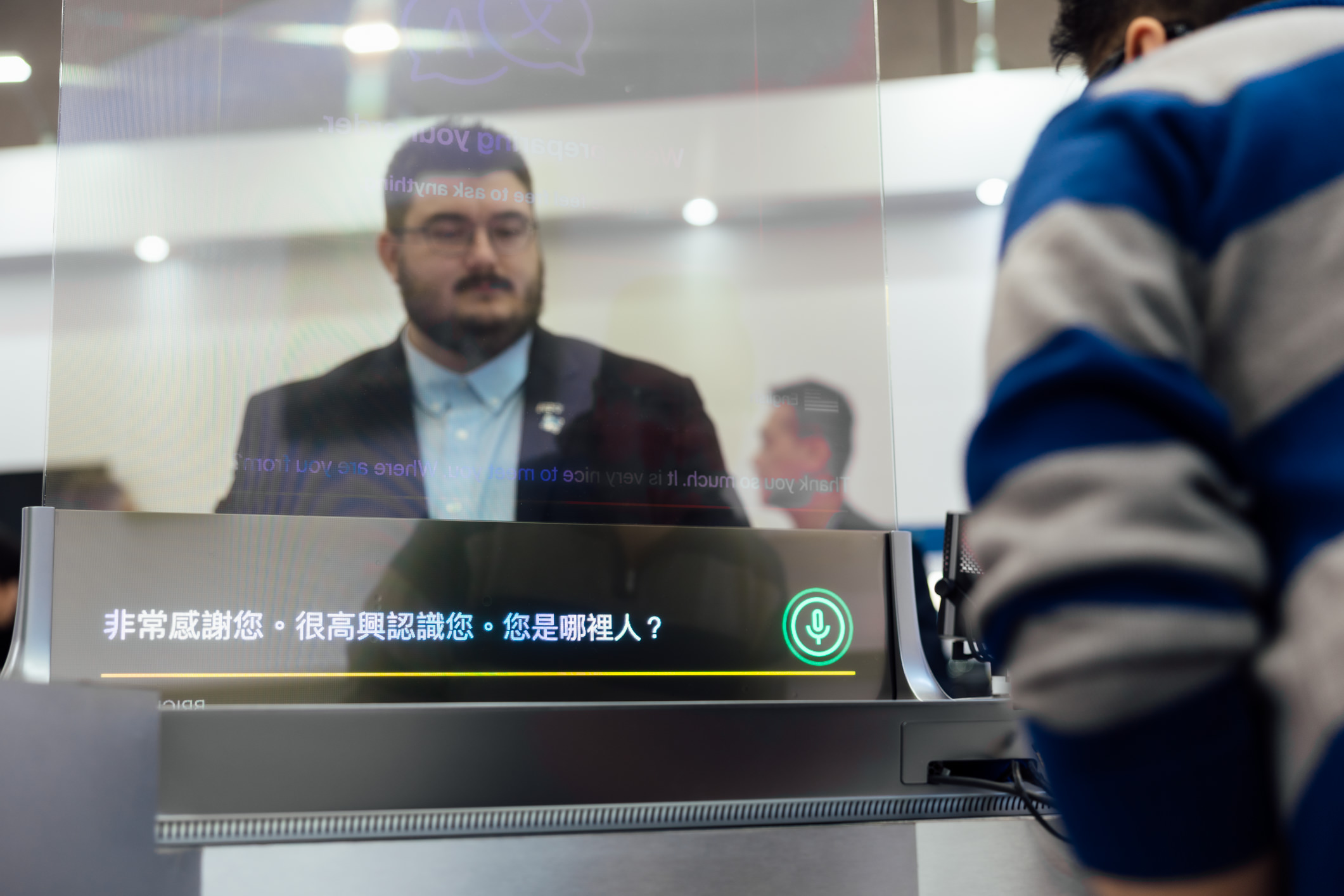 达擎42吋多语系AI互动翻译系统，可支持实时多国语言翻译，协助消费者与服务人员沟通无障碍，并保留自然眼神与表情互动，提升国际性零售场域的服务质量。