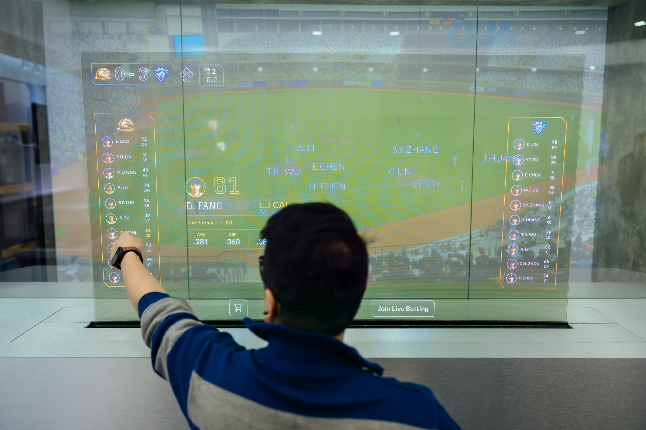 达擎64吋Sports AR Solution Sports AR解决方案结合实时运动赛事数据与互动内容，观众可透过Micro LED显示器的透明特性，在观看实体赛事的同时，同步于显示屏幕上取得与实体球员及赛事对应的相关信息，获得专属的沉浸式体验，提升现场参与感。