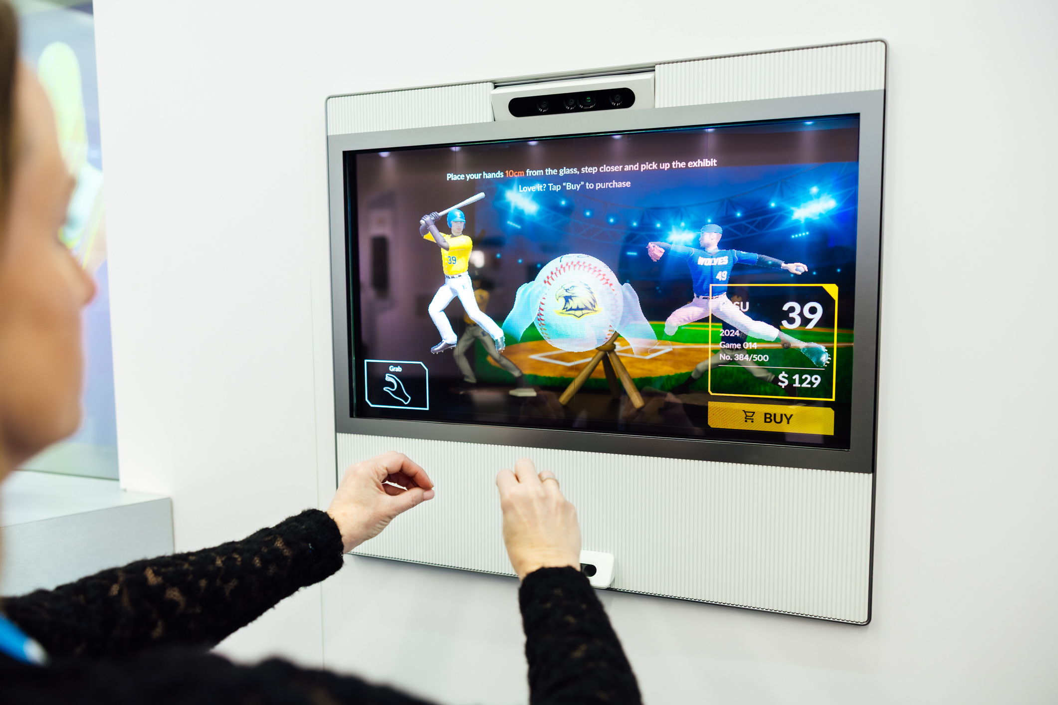 达擎30吋Interactive AR Box则透过3D呈现商品及数字信息，并整合人脸、手势感应技术创造互动，适用高端与限量商品展示，消费者可隔空旋转、放大商品细节，无需接触实品也能感受接近实物的细腻探索。