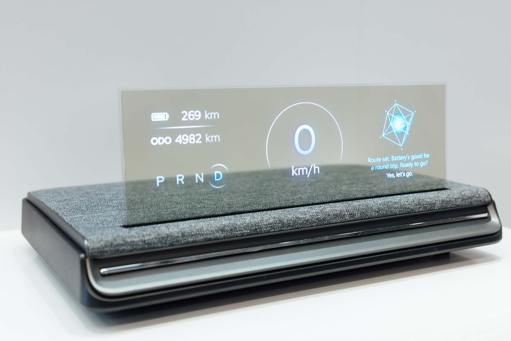 全球首款Aero Module透明Micro LED显示器模块外观轻盈通透，可与数字内容完美融合，提供动态显示、先进控制、个人化沉浸感受。